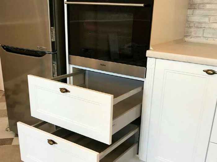 деревянная кухня красного цвета