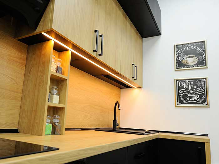 глянцевая угловая кухонная мебель