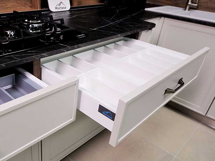 глянцевая кухня белого цвета