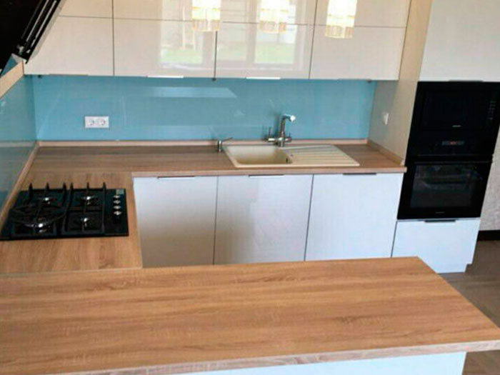 белая кухня с деревом