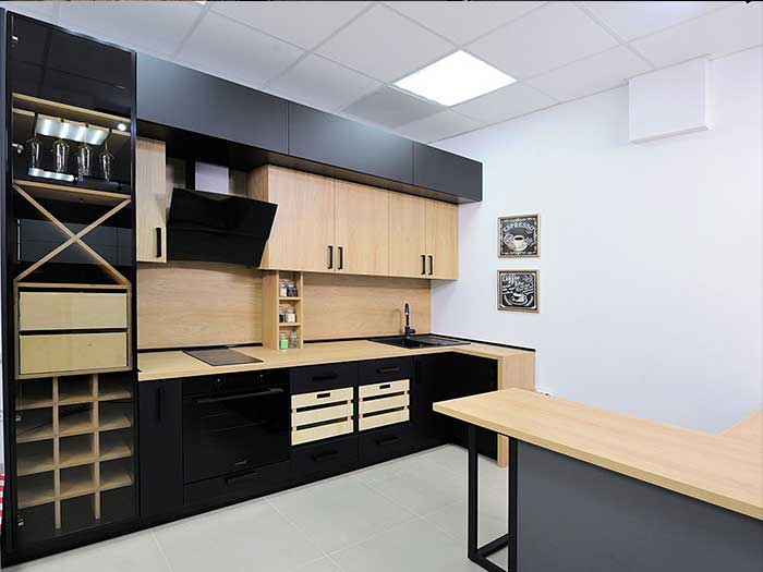 глянцевая угловая кухонная мебель