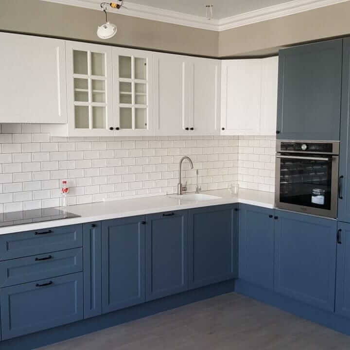 кухня с островом угловая из массива дерева