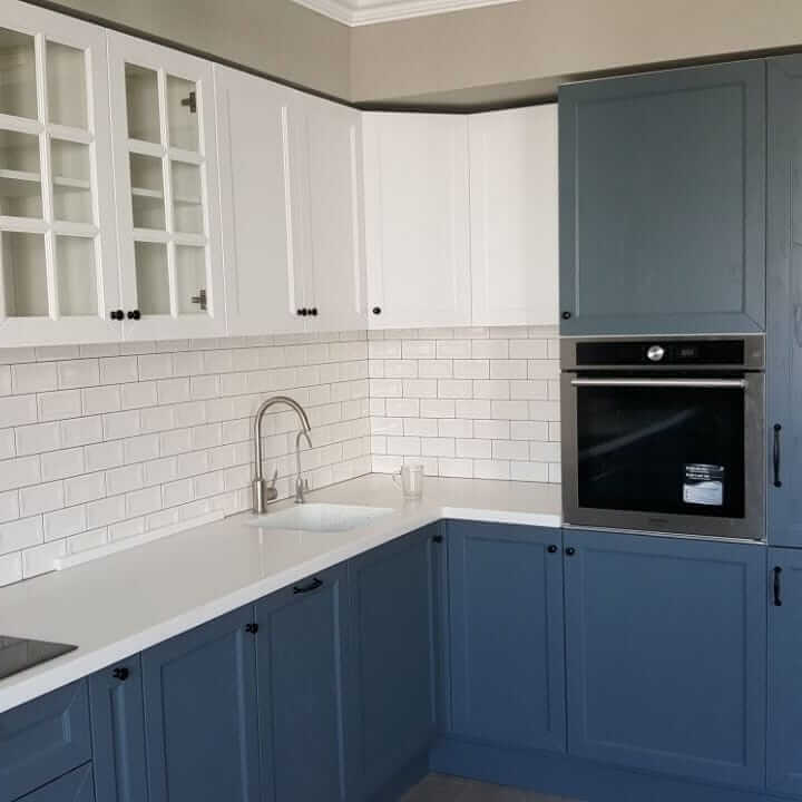 белая кухня с деревом