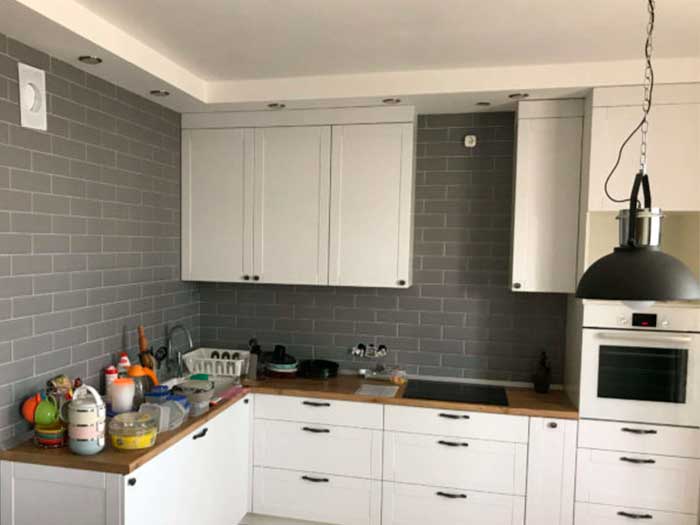 угловая кухня с подсветкой