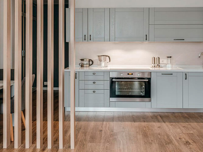 угловая кухня из массива сосны синего цвета